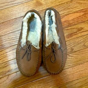 UGG Slippers in Chesnut